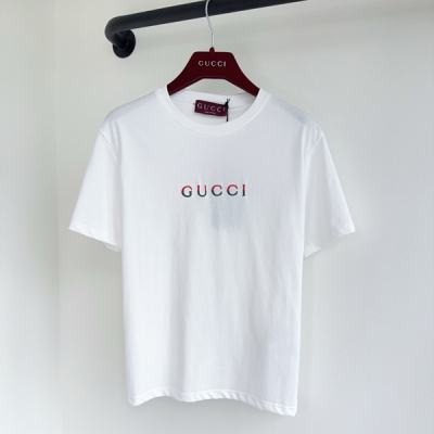 Gucci古馳 2025新款限定立體撞色刺繡字母圖案 圓領T恤出貨韓國藝術家Inji Seo的奇思妙想躍上2025早秋系列，以生動圖案詮釋女士成衣與小皮件的藝術格調。這款T恤採用白色輕質針織棉製作，刺繡貼飾更添亮眼點綴。單色 現貨S/M/L