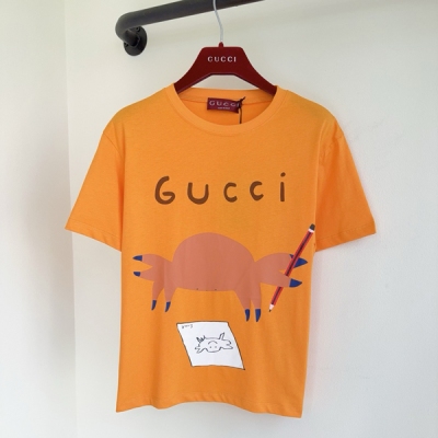 Gucci古馳 2025春夏新款重工印花字母圖案圓領短袖T恤出貨定制全棉材質 絲光處理 舒適親膚沿用活性印花工藝 撞色印花手法 做舊復古 精緻圖案融入 成衣氣質感滿滿常規寬鬆版型剪裁 上身貼合身形 洋氣減齡 現貨S/M/L