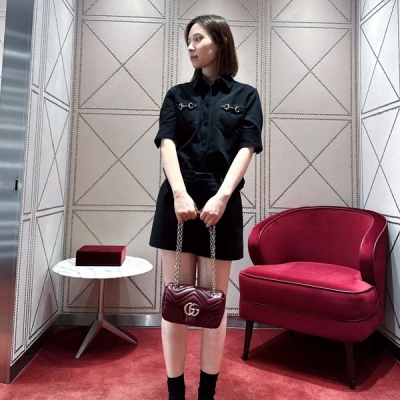 Gucci古馳 2025早秋新款精緻翻領短袖牛仔連衣裙出貨 品牌典藏圖案與休閒丹寧面料輕質帆布和精緻絨面材質等紋理精美的面料交相輝映令2025早秋系列熠熠生輝GG丹寧提花面料再度演繹於外套廓形之上，搭配精緻金屬皮扣打造前衛造型 100%棉