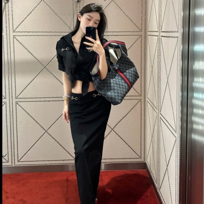 Gucci古馳 2025早秋新款精緻翻領短袖牛仔外套半裙出貨 品牌典藏圖案與休閒丹寧面料輕質帆布和精緻絨面材質等紋理精美的面料交相輝映令2025早秋系列熠熠生輝GG丹寧提花面料再度演繹於外套廓形之上，搭配精緻金屬皮扣打造前衛造型 100%棉