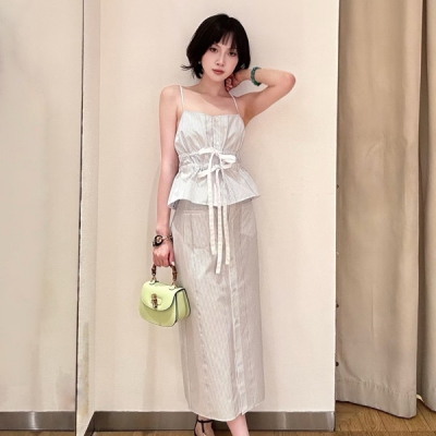 Gucci古馳 2025新款切絲棉半身裙出貨2025早秋系列匠心融蘊條紋和品牌標誌性圖案，以航海風設計項目為休閒廓形添姿加彩締造理想海邊穿搭單品 這款中長款半身裙以條紋切絲棉打造，配以紐扣式前襟 現貨 S/M/L
