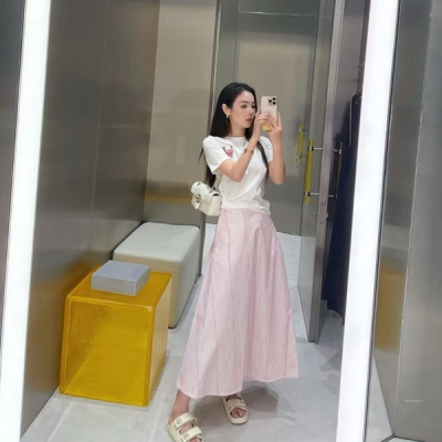 Gucci古馳 2025新款切絲棉半身裙出貨25早秋系列匠心融蘊條紋和品牌標誌性圖案以航海風設計項目點綴休閒廓形締造理想海邊穿搭單品。這款中長款半身裙以條紋切絲棉打造，巧妙融入標識，展現品牌內涵 現貨S/M/L