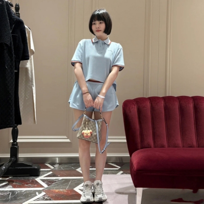 Gucci古馳 2025新款領口撞色刺繡字母白色純棉面料短袖T恤出貨白富美必入神器 萬能百搭寬鬆短版型超顯瘦 進口純棉面料質感超舒適 減齡氣質時髦又高級版型上身巨顯瘦名媛少女優雅又高級 現貨S/M/L