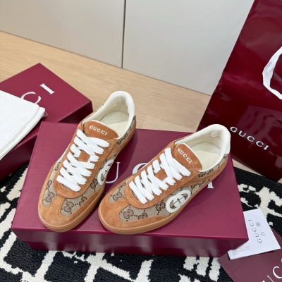 Gucci古馳 新款情侶系列休閒德訓鞋，採用創新縫線工藝製作，打造如水般的流動質感。皮革設計搭配三維立體互扣式雙G皮革貼飾和Gucci字母，金屬配件，以3D效果成就整款鞋履自在的流動質感。情侶款，Size：35-45
