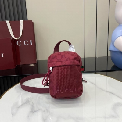 Gucci古馳 新款水鑽蕾絲網紗瑪麗珍單鞋，古馳 Aria-時尚詠歎調 系列擷取90年代和2000年代初品牌典藏設計的靈感元素，糅合Tom Ford執掌Gucci時期的造型風格，打造一系列令人驚豔的作品。蕾絲、水晶和薄紗等富有女性魅力的細節