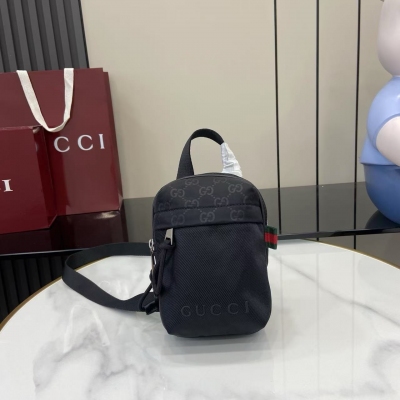 Gucci古馳 新品 輕盈耐用的GG尼龍面料以全新功能和醒目色調煥新呈獻。在這款單品上，該面料與同色調Gucci標識相映成輝，加之紅綠織帶細節，盡釋別致韻調。安可拉紅色GG尼龍 紅綠織帶細節 同色調Gucci標識 安可拉紅色尼龍襯裡 網眼細