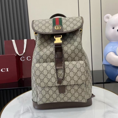 Gucci古馳 新品 輕盈耐用的GG尼龍面料以全新功能和醒目色調煥新呈獻。在這款單品上，該面料與同色調Gucci標識相映成輝，加之紅綠織帶細節，盡釋別致韻調。安可拉紅色GG尼龍 紅綠織帶細節 同色調Gucci標識 安可拉紅色尼龍襯裡 網眼細