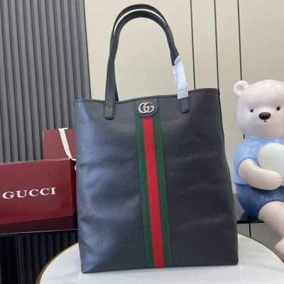 Gucci古馳 新品 Ophidia系列匠心融蘊黑色兩大配色，搭配經典廓形與全新功能，甄選觸感柔軟的織物打造。這款背包以GG字母交織圖案塗層織物打造，匠心綴飾雙G標識和紅綠織帶細節。黑色GG字母交織圖案塗層織物 黑色皮革滾邊 金色調配件 深