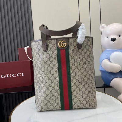 Gucci古馳 新品 Ophidia系列革新蘊聚黑色配色與精緻皮革，以全新功能弘彰品牌標誌性廓形。這款托特包以自然光澤軟皮打造，匠心綴飾雙G標識和織帶細節。自然光澤黑色軟皮 黑色皮革滾邊 鈀金色調配件 深綠色亞麻棉混紡襯裡 雙G 織帶細節