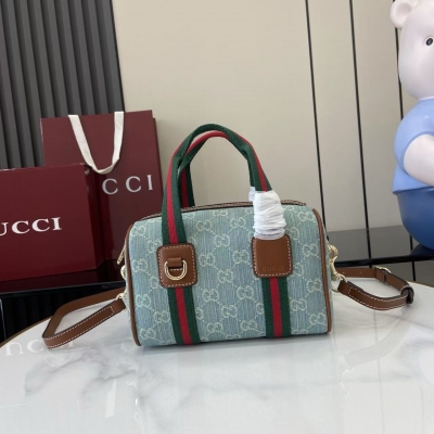 Gucci古馳 新品 Ophidia系列匠心融蘊米色和深棕色兩大配色，搭配經典廓形與全新功能，甄選觸感柔軟的織物打造。這款托特包以GG字母交織圖案塗層織物打造，匠心綴飾雙G標識和織帶細節。米色和棕色GG字母交織圖案塗層織物 深棕色皮革滾邊