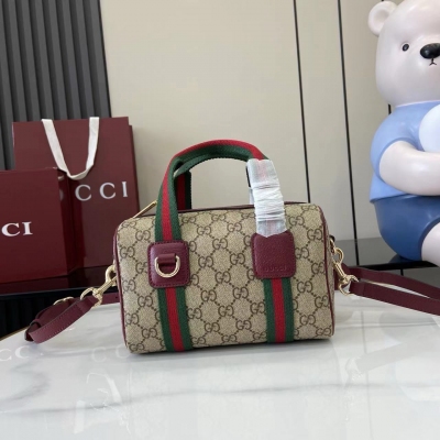 Gucci古馳 新品 這款波士頓包煥新演繹的經典廓形，採用品牌標誌性的織帶帆布細節以及柔軟GG Supreme材質打造。深棕色皮革滾邊搭配淺金色調配件，為整款設計畫上點睛之筆。藍色和白色GG丹寧面料 深棕色皮革滾邊 淺金色調配件 棕色棉質襯
