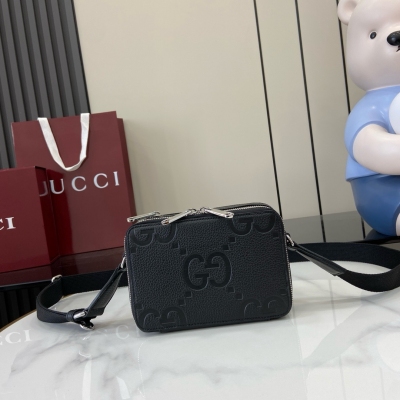Gucci古馳 新品 靈感源自Gucci標誌性的旅行包廓形，品牌推出了Mini GG手袋。該款手袋採用柔軟的GG老花帆布精製而成，配有Web織帶手柄和可拆卸肩帶，重新演繹了品牌的經典元素，致敬Gucci引以為傲的旅行傳統。米色和深棕色GG字