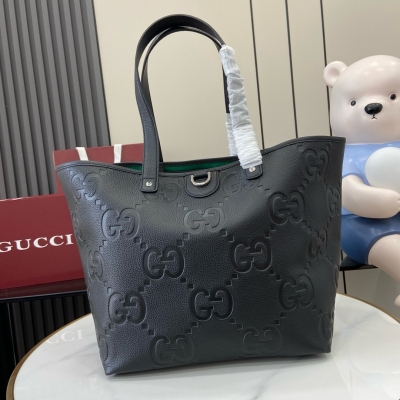 Gucci古馳 新款 經典字母交織圖案將小件日用單品打造成時尚配飾。新穎的紋理與飾面在Gucci全新系列中依舊大放異彩，盡展澎湃活力和個性魅力。這款超迷你手袋以黑色粒面皮革匠心打造，通體綴飾GG標識。黑色超級雙G皮革 棉麻混紡襯裡 內部：三