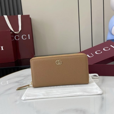 Gucci古馳 新品 2025早春系列延續超級雙G設計，匠心融蘊全新粒面紋理。作為對Guccio Gucci先生姓名首字母的煥新演繹，雙G圖案以超大尺寸矚目呈現，營造經久不衰的品牌標識魅力。這款托特包以經典皮革匠心打造，配有一個用於系掛可拆