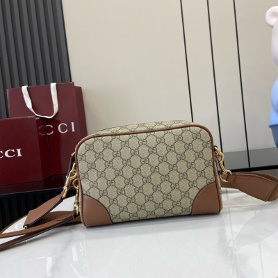 Gucci古馳 新品 全拉鍊式錢包配有小號雙G金屬細節。採用織紋牛皮革精緻而成。米色配亮綠色牛皮革 金色金屬配件 雙G 十二個卡片隔層和三個鈔票隔層 拉鍊零錢袋 全拉鍊開合 重量：約0.23千克 型號：456117。尺寸：10.5釐米（長）