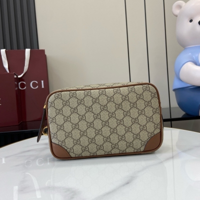 Gucci古馳 新品 全新GG Emblem系列男士旅行單品煥新詮釋品牌的雋永優雅風範和精湛工藝。這款斜挎包以全新米色和深棕色GG字母圖案塗層織物匠心打造，搭配可拆卸提手。米色和深棕色全新GG字母圖案塗層織物 棕色皮革滾邊 棉質襯裡 內部：