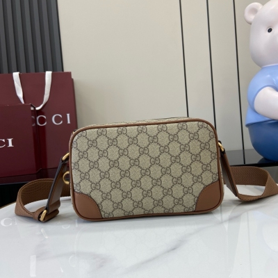 Gucci古馳 新品 全新GG Emblem系列煥新詮釋品牌的雋永優雅風範和精湛工藝。這款洗漱包以全新棕色GG字母圖案塗層織物匠心打造，搭配開口袋，外部D形環可掛其他配飾。棕色全新GG字母圖案塗層織物 棕色皮革滾邊 尼龍襯裡 內部：一個開口