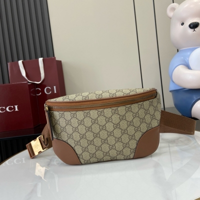 Gucci古馳 新品 全新GG Emblem系列男士旅行單品煥新詮釋品牌的雋永優雅風範和精湛工藝。這款斜挎包以全新米色和深棕色GG字母圖案塗層織物匠心打造，內設一個拉鍊袋，外部D形環可掛配飾。米色和深棕色全新GG字母圖案塗層織物 棕色皮革滾
