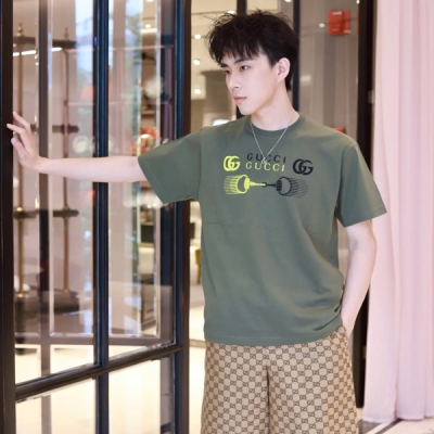 Gucci古馳 新品GG Emblem男士旅行系列重新詮釋了品牌的優雅和工藝歷史。這款腰帶包採用新的黑色GG Monogram塗層織物製成，設有開放式口袋和外部D環以固定配件。黑色新 GG Monogram 塗層織物 黑色皮革裝飾 棉襯裡