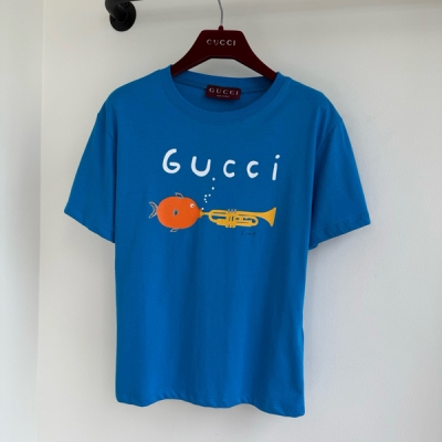 Gucci古馳 2025新款限定印花刺繡字母圖案ll圓領T恤出貨藝術家Inji Seo的奇思妙想躍上2025限定系列，以生動圖案詮釋女士成衣與色彩元素 的藝術格調。這款T恤採用淨色細絨針織棉製作，三色 現貨S/M/L