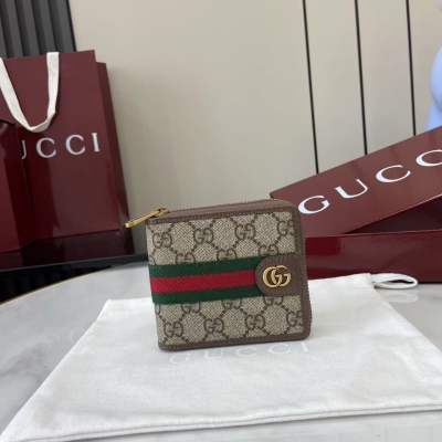 Gucci古馳 新品 Ophidia系列亮眼呈獻新穎廓形與實用功能性設計，以標誌性米色和棕色配色匠心演繹，締就質地柔軟的配飾單品，這款錢包便是其中一款代表作。米色和深棕色柔軟GG Supreme 古馳安可拉紅(Rosso Ancora)皮革