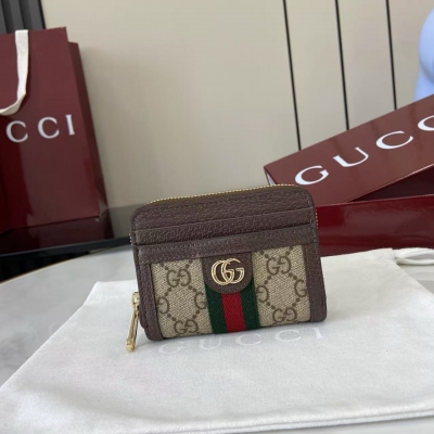 Gucci古馳 新品 Ophidia系列亮眼呈獻新穎廓形與實用功能性設計，以標誌性米色和深棕色配色匠心演繹，締就質地柔軟的配飾單品，這款錢包便是其中一款代表作。米色和深棕色柔軟GG Supreme 古馳棕色(Rosso Ancora)皮革滾