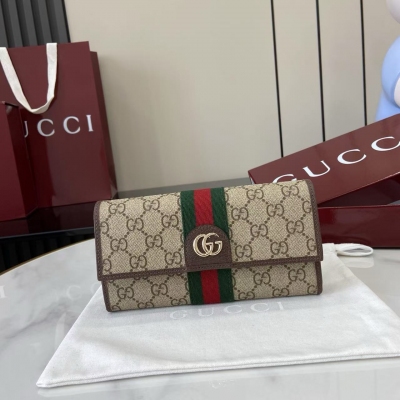 Gucci古馳 新品 Ophidia系列亮眼呈獻新穎廓形與實用功能性設計，以標誌性米色和深棕色配色匠心演繹，締就質地柔軟的配飾單品，這款錢包便是其中一款代表作。米色和深棕色柔軟GG Supreme 古馳棕色(Rosso Ancora)皮革滾