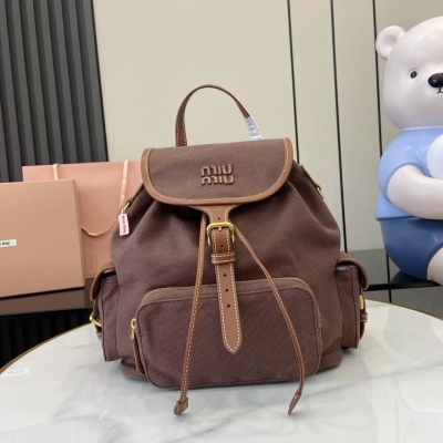 Gucci古馳 新品 帆布與原廠進口小牛皮的完美搭配，厚實耐磨亞麻混紡內襯，採用休閒風的設計風格，時尚簡約高級，再融合精湛的手工工藝，增添了多個口袋收納，雙肩背帶與手拎袋可自由轉換，極大的提高了實用性，簡直就是穿搭的開掛神器，配牛仔褲，配襯