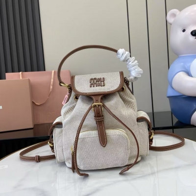 Gucci古馳 新品 帆布與原廠進口小牛皮的完美搭配，厚實耐磨亞麻混紡內襯，採用休閒風的設計風格，時尚簡約高級，再融合精湛的手工工藝，增添了多個口袋收納，雙肩背帶與手拎袋可自由轉換，極大的提高了實用性，簡直就是穿搭的開掛神器，配牛仔褲，配襯