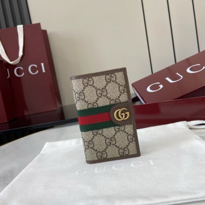 Gucci古馳 新品 Ophidia系列匠心融蘊米色和深棕色兩大配色，搭配經典廓形與全新功能，甄選觸感柔軟的織物打造。這款配飾以GG字母交織圖案塗層織物打造，匠心綴飾雙G標識和織帶細節。米色和深棕色GG字母交織圖案塗層織物 深棕色皮革滾邊