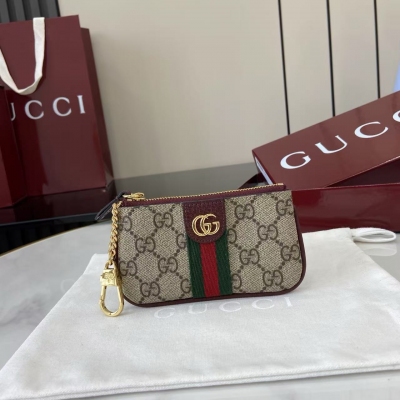 Gucci古馳 新品 Ophidia系列亮眼呈獻新穎廓形與實用功能性設計，以標誌性米色和安可拉紅色配色匠心演繹，締就質地柔軟的配飾單品，這款拉鍊鑰匙包便是其中一款代表作。米色和安可拉紅色柔軟GG Supreme 安可拉紅色皮革滾邊 淺金色調