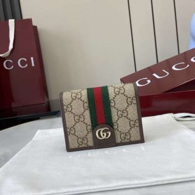 Gucci古馳 新品 Ophidia系列亮眼呈獻新穎廓形與實用功能性設計，以標誌性米色和棕色配色匠心演繹，締就質地柔軟的配飾單品，這款錢包便是其中一款代表作。米色和深棕色柔軟GG Supreme 棕色皮革滾邊 淺金色調配件 棕色塔夫綢襯裡