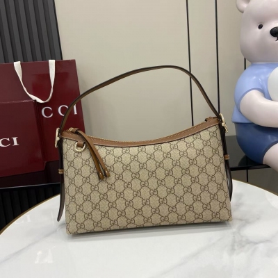 Gucci古馳 新品 2025秋冬系列, GG Emblem系列煥新詮釋品牌的雋永優雅風範和精湛工藝。這款肩背包採用GG米色和深棕色匠心製作，盡顯精緻紋理。米色和深棕色GG字母交織圖案塗層織物 淺金色調配件 紅綠織帶棉質襯裡 圖中所示手袋單