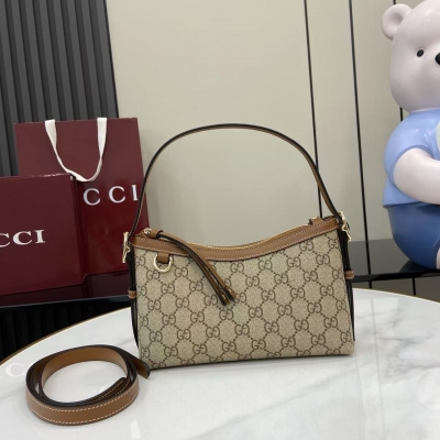 Gucci古馳 新品 2025秋冬系列, GG Emblem系列煥新詮釋品牌的雋永優雅風範和精湛工藝。這款肩背包採用米色和深棕色匠心製作，盡顯精緻紋理。米色和深棕色GG字母交織圖案塗層織物 淺金色調配件 紅綠織帶棉質襯裡 內部：開口口袋 牛