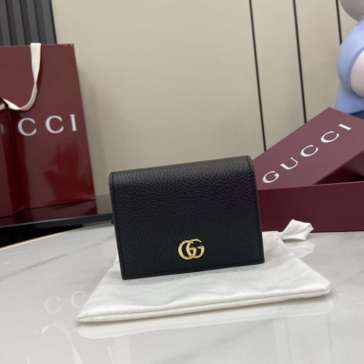 Gucci古馳 新品 這款迷你肩背包採用漆皮製作，包型挺括，深度合適，優雅大方，美觀實用。淺金色調鏈式肩帶提供了多種造型選擇，既可肩挎，也可作為配飾。粉色漆皮 淺金色調配件 粉色絨面襯裡 1個外部口袋 鏈式肩帶（53釐米高）紐扣開合 型號：