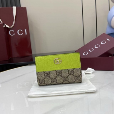 Gucci古馳 GG Marmont系列長款錢包。在這款GG Marmont系列長款錢包上，雙G造型配件以迷你尺寸匠心呈現，為整個設計注入低調的品牌標識內涵。別致配色驚喜呈現品牌經典皮具設計。這款配飾以黑色皮革匠心呈現，裡層以安可拉紅皮革打