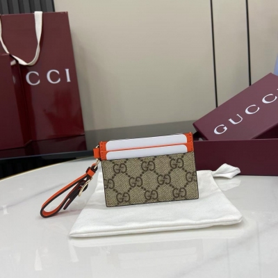 Gucci古馳 源自70年代典藏設計的雙G配件繼續在GG Marmont系列中綻放異彩。這款卡包採用米色和翠綠色GG Supreme帆布製作，飾以翠綠皮革細節。雙G 米色和翠綠色GG Supreme帆布，環保材料，飾翠綠皮革細節 金色調配件
