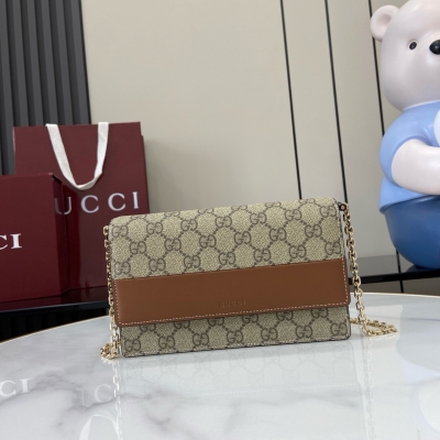 Gucci古馳 新品 GG Emblem系列煥新詮釋品牌的雋永優雅風範和精湛工藝。這款鏈帶錢包以皮革和GG Supreme材質詮釋雙色美學，內部多隔層設計更添實用功能。淺藍色皮革 米色與深棕色GG Supreme內飾 淺金色調配件 淺藍色塔