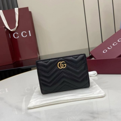 Gucci古馳 新品 GG Marmont系列絎縫卡包。經典色彩為標誌性皮具增添標誌性觸感，就像這款安可拉紅色絎縫菱格紋皮革錢包。安可拉紅色絎縫V字紋皮革 金色調配件 摩爾紋襯裡 雙G 型號：773427。尺寸：11x8.5x3cm 顏色：