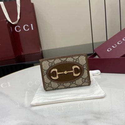 Gucci古馳 新品 GG Marmont系列絎縫卡包。經典色彩為標誌性皮具增添標誌性觸感，就像這款黑色絎縫菱格紋皮革錢包。黑色絎縫V字紋皮革 金色調配件 摩爾紋襯裡 雙G 型號：773427。尺寸：11x8.5x3cm 顏色：黑色全皮/原