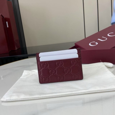 Gucci古馳 新品 2025秋冬系列, GG Emblem系列煥新詮釋品牌的雋永優雅風範和精湛工藝。安可拉紅色GG印花壓紋皮革 十二個卡片隔層、兩個秒票隔層，兩個獨立的內部隔層，拉鍊零錢袋，按扣開合。型號：847210。尺寸：19釐米（寬