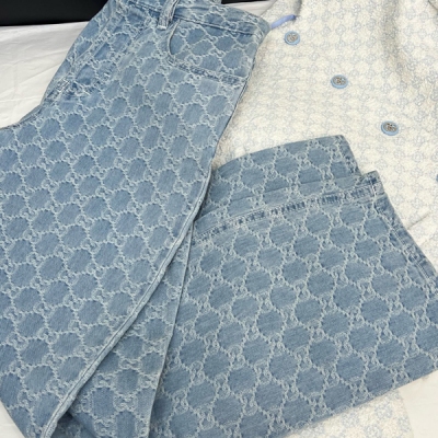 Gucci古馳 新品 2025秋冬系列, GG Emblem系列煥新詮釋品牌的雋永優雅風範和精湛工藝。這款卡片夾配備四個卡片隔層與一個開口口袋，實用性出眾。安可拉紅色GG印花壓紋皮革 4個卡片隔層、1個開口口袋 型號：847204。尺寸：1