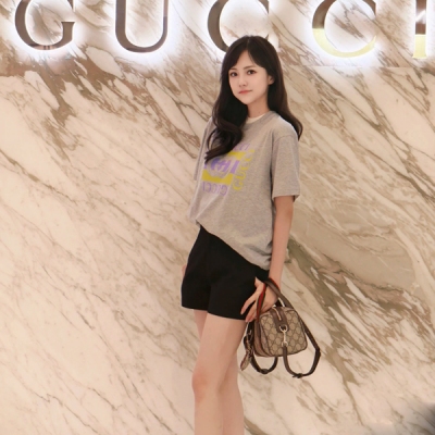 Gucci古馳 2025秋季新款飾嵌花織物Polo衫式連衣裙出貨經典風格設計貫穿2025秋季系列呈獻多款雅致襯衫和百搭針織單品以低調內斂細節動人奪目，為日常造型平添魅力。這款Polo衫式連衣裙以精細粘膠纖維匠心打造，綴飾條紋嵌花，令整個設計