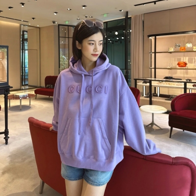 Gucci古馳 2025新款深色提花字母混紡面料夾克高領版型開衫外套短褲 出貨這款開衫外套短褲 套裝來自限定系列重新詮釋運動風格經典標識，彰顯高訂精神採用黑色混紡面料精心製作，飾以下腳羅紋鬆緊飾邊，別具一格 包容百搭 現貨S/M/L 一套