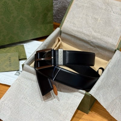Gucci古馳 GG飾方形搭扣GG印花壓紋腰帶 中性色調精緻牛皮革與方形搭扣完美合璧，不經意間散發商務正裝風範，這款寬版腰帶精選GG粒面牛皮革製作，方形搭扣金屬環上品牌刻花盡顯個性魅力.寬度：35毫米
