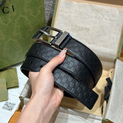 Gucci古馳 GG方形搭扣腰帶 中性色調精緻牛皮革與方形搭扣完美合璧，不經意間散發商務正裝風範，這款寬版腰帶精選光面牛皮革製作，方形搭扣金屬環上品牌刻花盡顯個性魅力.寬度：35毫米