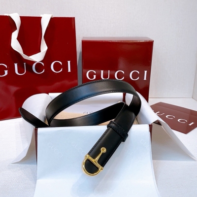 Gucci古馳 GG飾方形搭扣雙面腰帶 標誌性GG圖案繼續為牛皮革配飾增色添彩，以現代風範演繹昔日經典，這款雙面腰帶兩面採用牛皮革材質，為經典設計注入多變格調，飾品牌刻花長方形搭扣為這款配飾錦上添花.寬度：35毫米