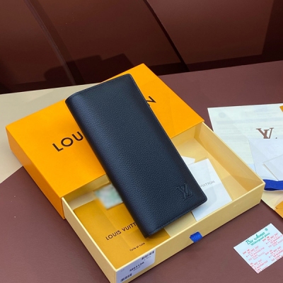 LV路易威登 M83126 凹凸標！黑色！Brazza 長夾、頭層牛皮製作！黑色Aerogram Brazza 錢夾 著重粒面小牛皮的細膩質感，LV 字母低調烙印身份。隔層和卡位可容納紙鈔、檔和硬幣，與 LV