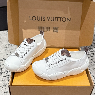 LV路易威登 新款 BUBBLE 新款雲朵氣泡厚底休閒鞋 不得不說這雙Bubble 真的有點小帥氣！顯高好穿！每一步都自帶高光 通勤出差旅行，踩在雲朵上的時髦旅人！這雙 Bubble 真的戳中我！為時髦旅行者而