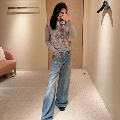 LV路易威登 2025fw 菱格彩色毛衣 V領針織衫以馬卡龍菱格碰撞出復古甜意 花卉圖案暗藏品牌基因 軟糯質感自帶溫暖濾鏡 日常配牛仔褲是美式復古風，搭半裙又成甜系名媛 一件解鎖秋冬穿搭的多元風格 SML